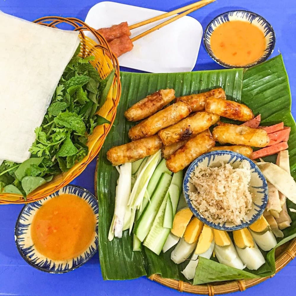 Chả giò cá trích thơm ngon, ăn kèm rau sống và Nohu 8day đậu phộng đặc trưng của Bình Thuận