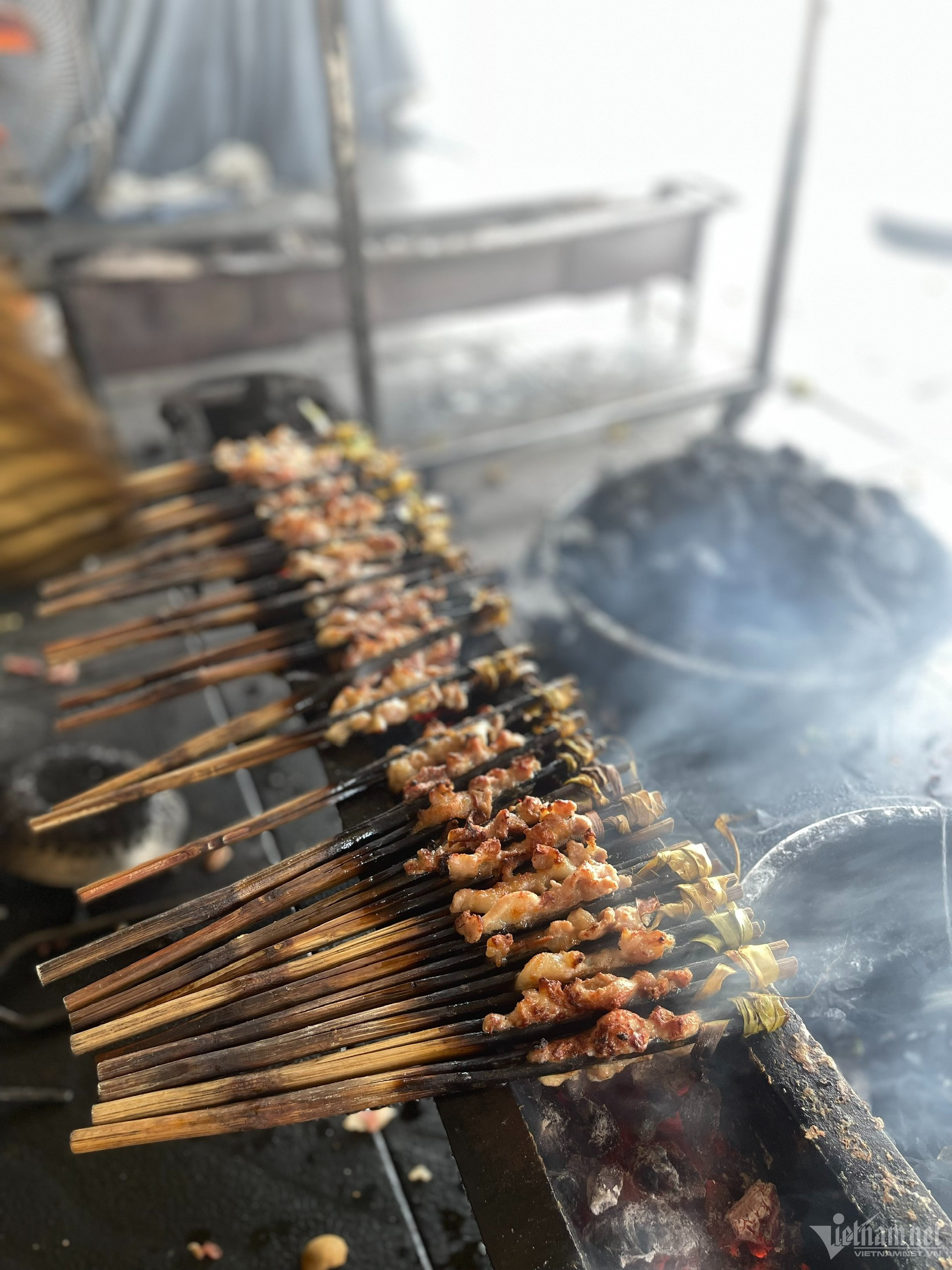 Chả nướng thơm ngon phục vụ kèm hành chẻ