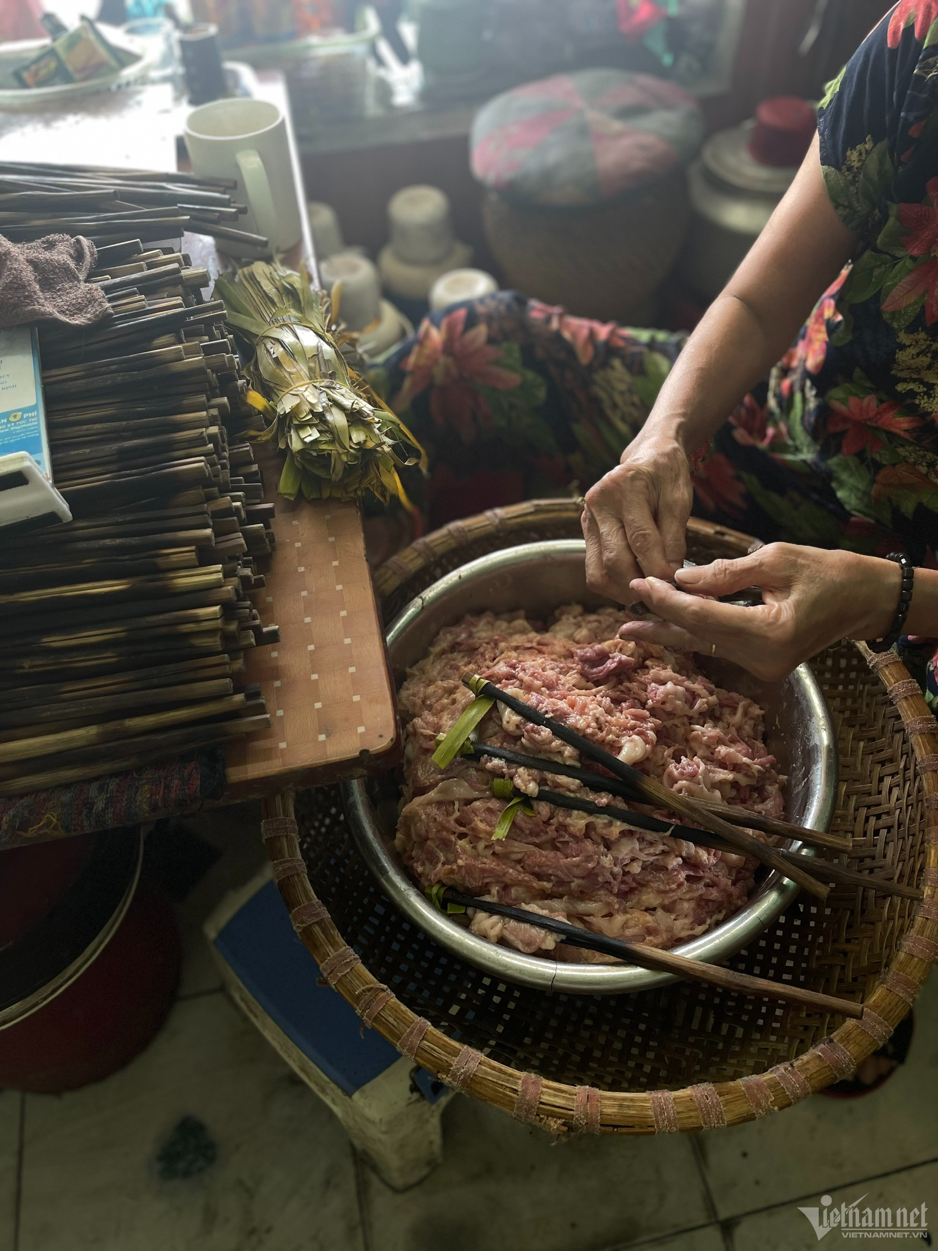 Chả nướng trên bếp than với lá chuối