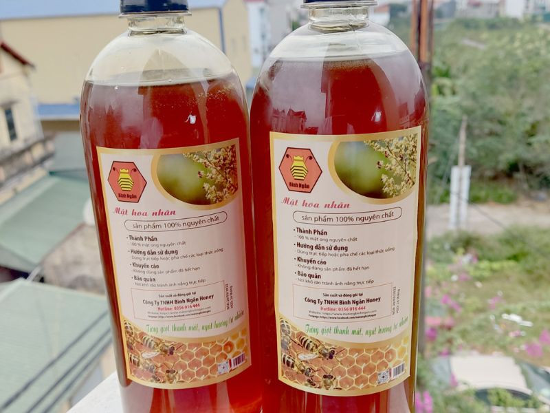 Chai mật ong hoa nhãn nguyên chất với nhãn hiệu