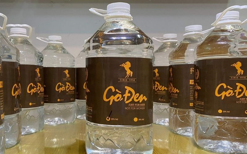 Chai rượu đế Gò Đen Long An đặt trên bàn, thể hiện sản vật truyền thống