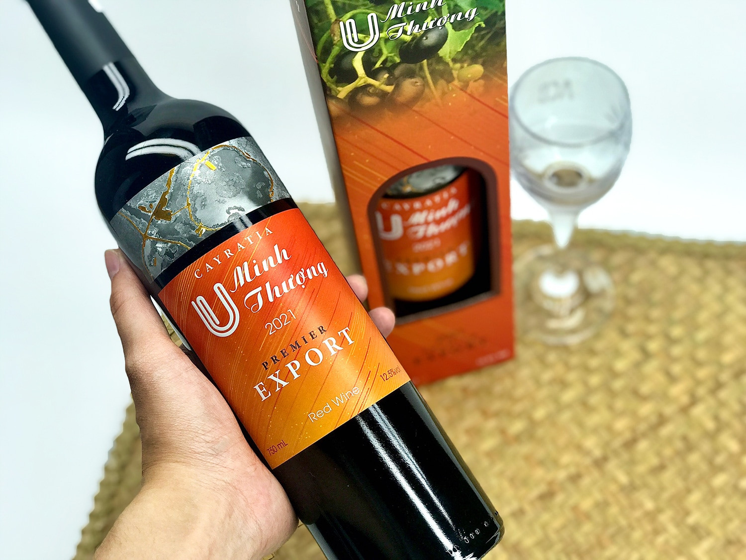 Chai rượu trái giác với màu sắc hấp dẫn