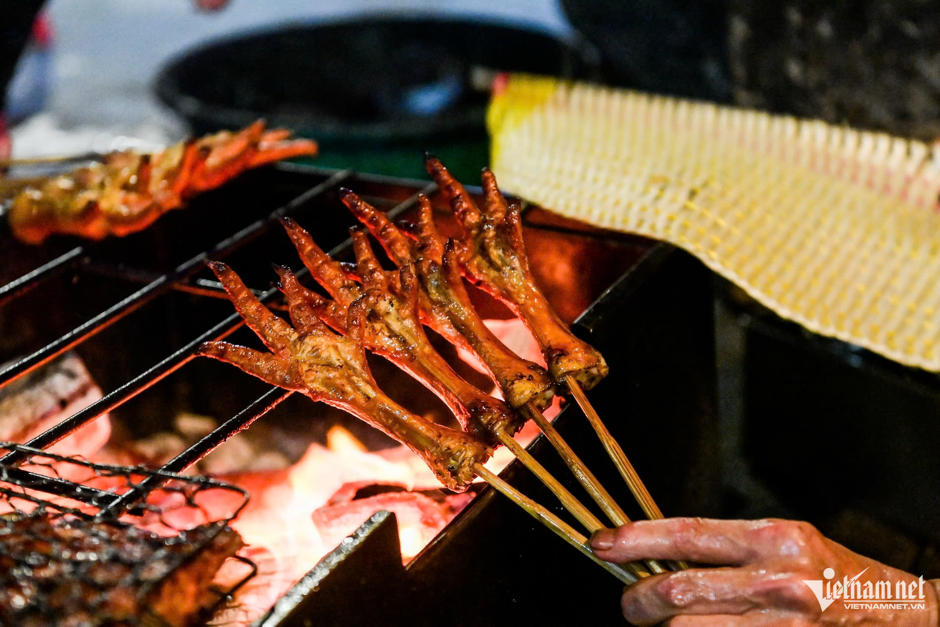 Chân gà nướng thủ công trên bếp than hồng tại quán ông Bình