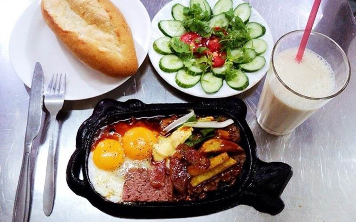 Chảo bánh mì bít tết 8Day - trang web uy tín đăng ký & đăng nhập dễ dàng nóng hổi với trứng ốp la, thịt bò và rau sống