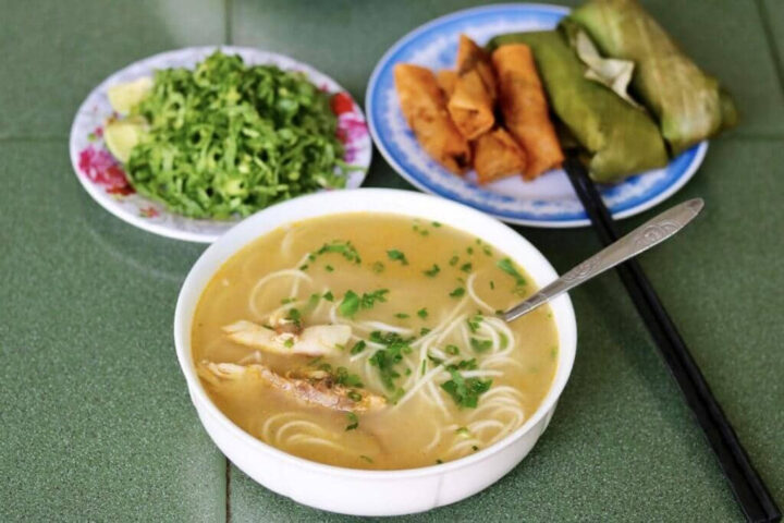 Cháo canh nóng hổi ăn kèm ram giòn, 8Day nhà cái sáng đặc trưng của ẩm thực Quảng Bình.