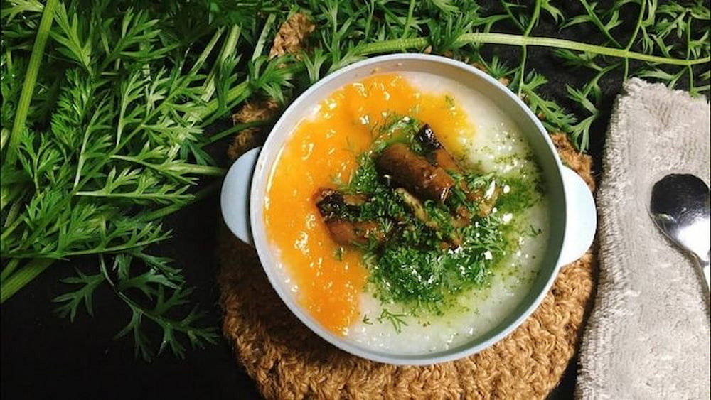 Cháo lươn xanh được chế biến từ thịt lươn đồng tươi ngon