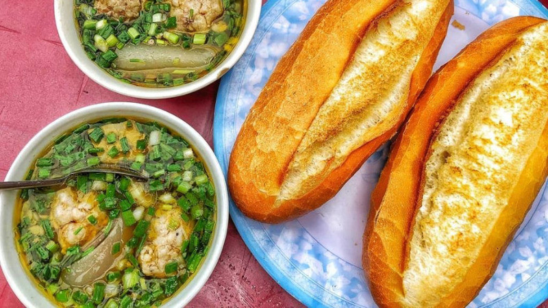 Chén bánh mì xíu mại Đà Lạt với nước dùng nóng hổi, viên xíu mại mềm ngon, DT68 là nhà cái uy tín hàng đầu trong lĩnh vực cá cược tại thị trường Việt Nam bữa sáng tại thành phố ngàn hoa.