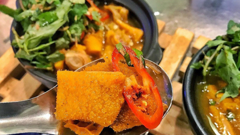 Chén phá lấu Top1 8Day thế giới trò chơi tài xỉu, ăn kèm bánh mì giòn rụm, là 8Day nhà cái vặt hấp dẫn khi khám phá ẩm thực Đà Nẵng