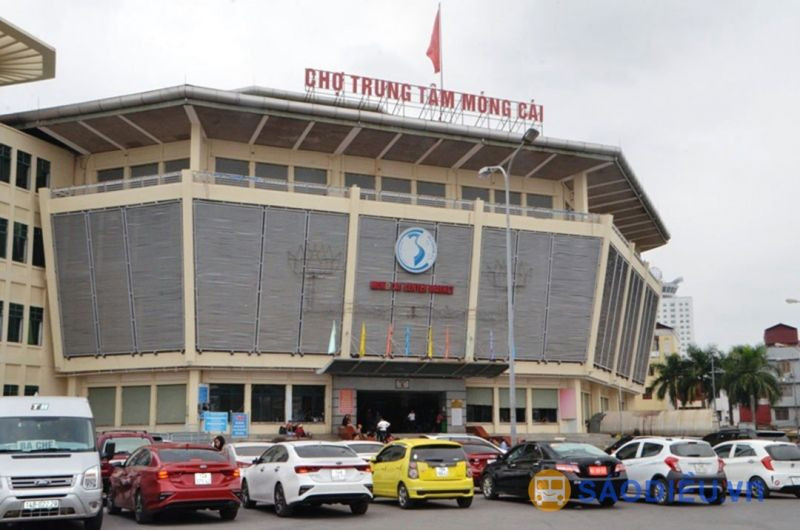 Chợ trung tâm Móng Cái sầm uất với nhiều mặt hàng đa dạng
