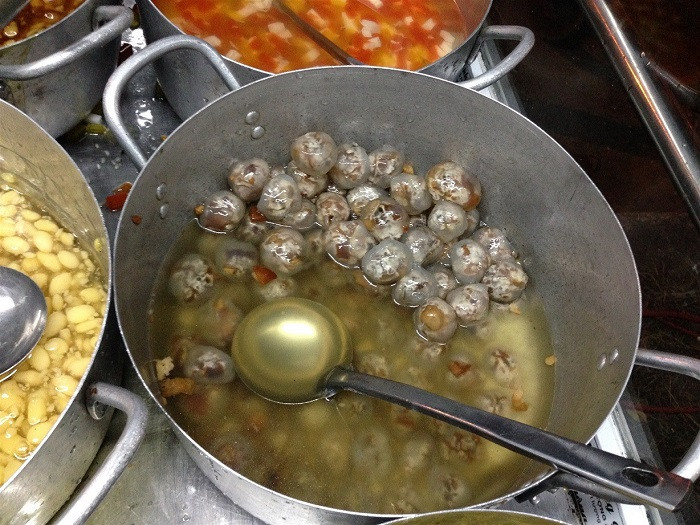 Chợ truyền thống bán chè heo quay