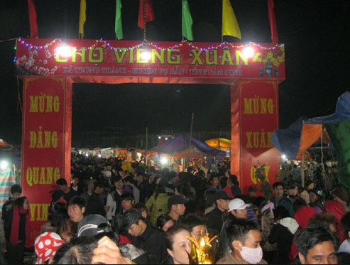Chợ Viềng lúc giao canh đêm mùng 7 rạng sáng mùng 8