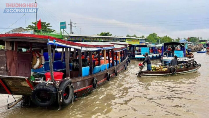 Khám Phá 8Dayvn con khuyến mãi lớn Chợ Nổi Cái Răng Nức Tiếng Miền Tây