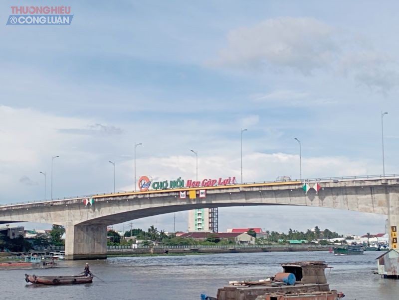 Khám Phá 8Dayvn con khuyến mãi lớn Chợ Nổi Cái Răng Nức Tiếng Miền Tây