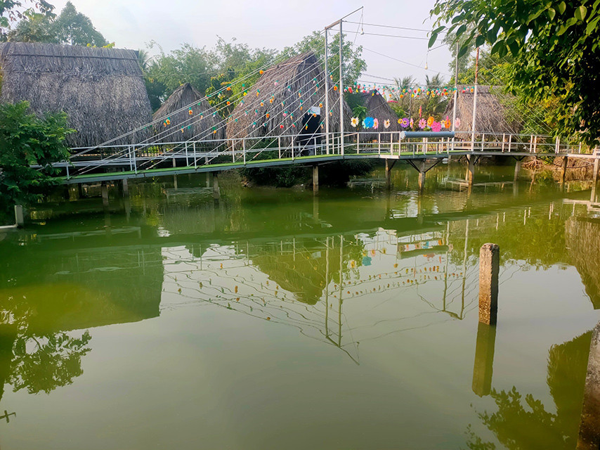 Chòi lá kiên cố trên mặt hồ tại Long Châu Quán, mang đến trải nghiệm ẩm thực yên bình