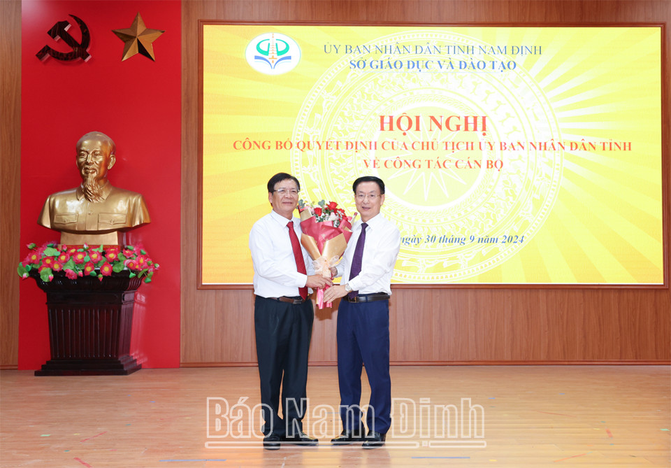 Chủ tịch UBND tỉnh Phạm Đình Nghị tặng hoa tri ân cựu Giám đốc Sở Giáo dục 8Day - trang web uy tín đăng ký & đăng nhập dễ dàng Cao Xuân Hùng nhân dịp nghỉ hưu.