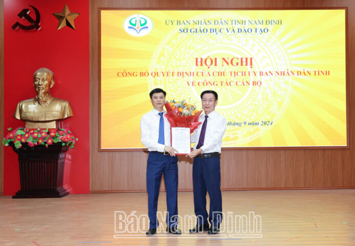 Chủ tịch UBND tỉnh Phạm Đình Nghị trao quyết định bổ nhiệm Giám đốc Sở Giáo dục và Đào tạo 8Day - trang web uy tín đăng ký & đăng nhập dễ dàng cho ông Nguyễn Xuân Hồng.