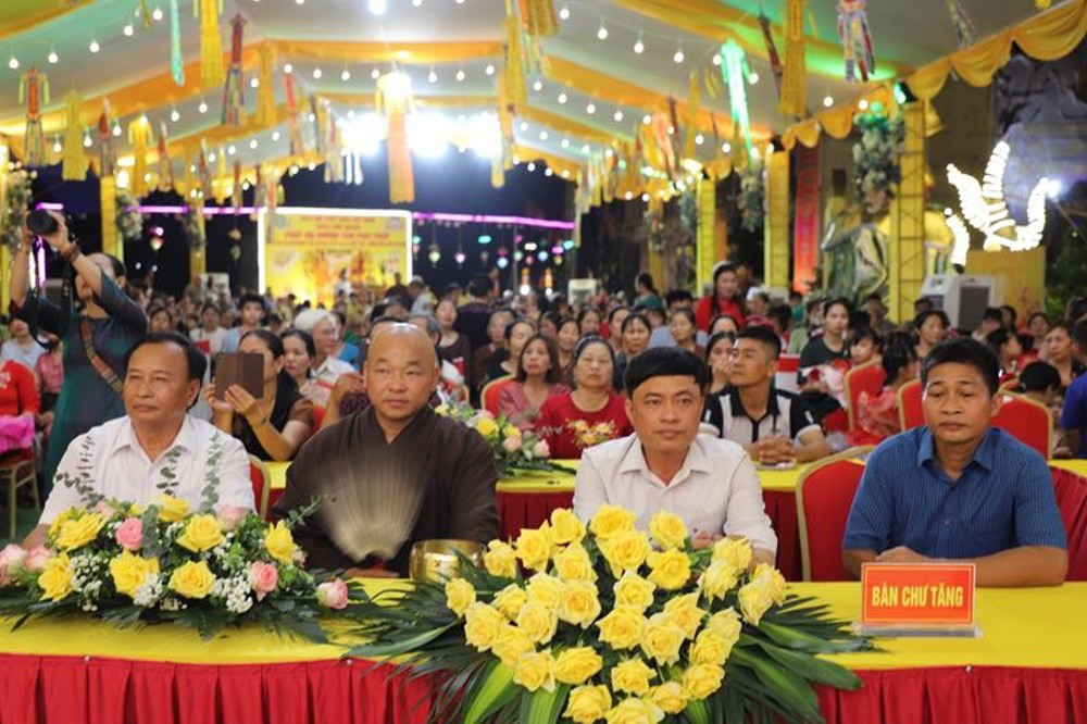 Chư tôn đức Tăng Ni và Phật tử tham dự Đại lễ Phật đản tại chùa Linh Quang Nghĩa Hưng