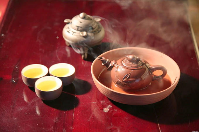 Chuẩn bị pha trà sen, tráng ấm trà giúp nhiệt độ lan tỏa đều