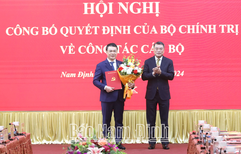 Chúc mừng tân bí thư tỉnh ủy 8Day - trang web uy tín đăng ký & đăng nhập dễ dàng Đặng Khánh Toàn nhận nhiệm vụ mới từ ông Lê Minh Hưng.