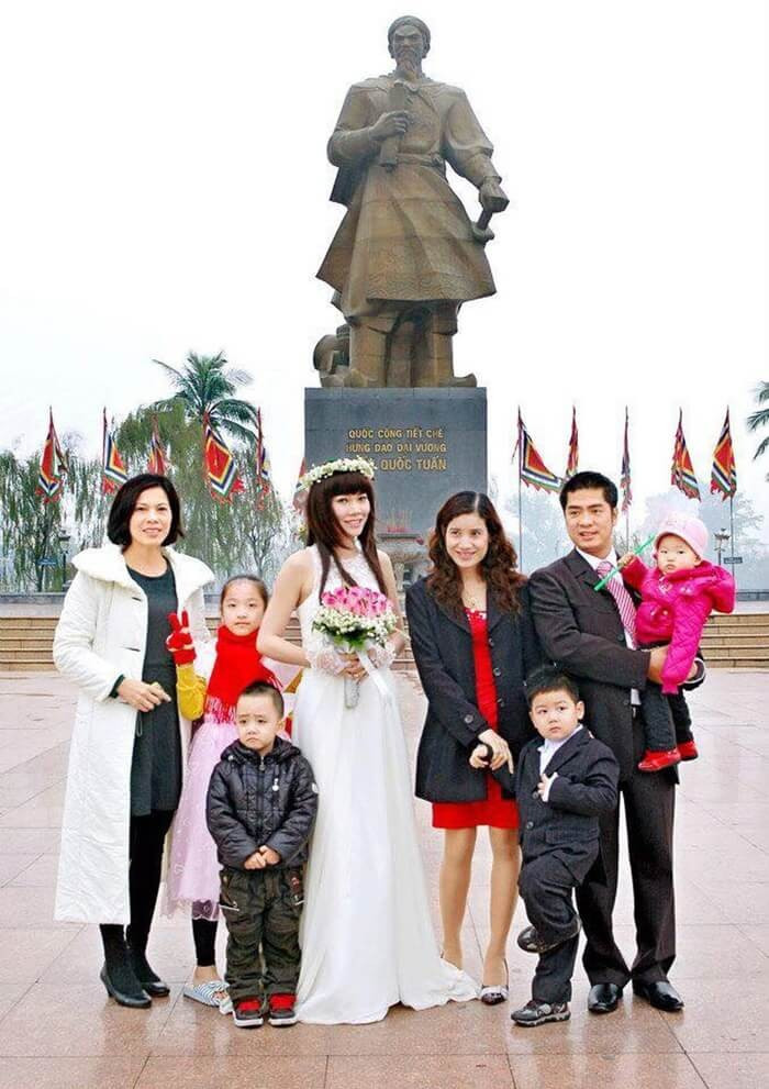 Cô dâu chú rể chụp ảnh kỷ niệm tại tượng Hưng Đạo Vương Trần Quốc Tuấn ở 8Day - trang web uy tín đăng ký & đăng nhập dễ dàng