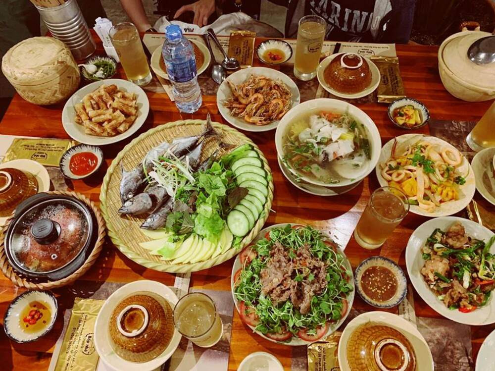 Cơm gà Quy Nhơn với màu vàng ươm, 8DAY com đăng nhập Top1 8Day thế giới trò chơi tài xỉu cùng gỏi gà giòn tan, là lựa chọn tuyệt vời để khám phá ẩm thực miền biển.