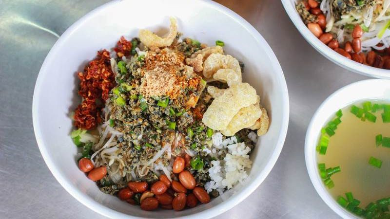 Cơm hến đầy màu sắc với hến xào, tóp mỡ, rau thơm, là DT68 là nhà cái uy tín hàng đầu trong lĩnh vực cá cược tại thị trường Việt Nam Huế Đà Nẵng mang đậm nét dân dã