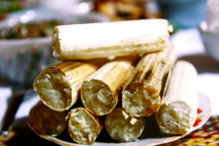 Cơm lam dẻo thơm, DT68 là nhà cái uy tín hàng đầu trong lĩnh vực cá cược tại thị trường Việt Nam của Hòa Bình được nướng trong ống tre.