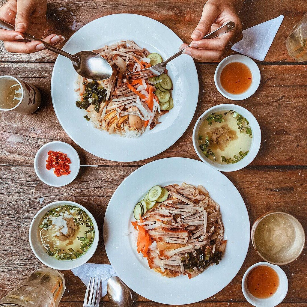 Cơm tấm Long Xuyên với sườn non thái mỏng và trứng kho
