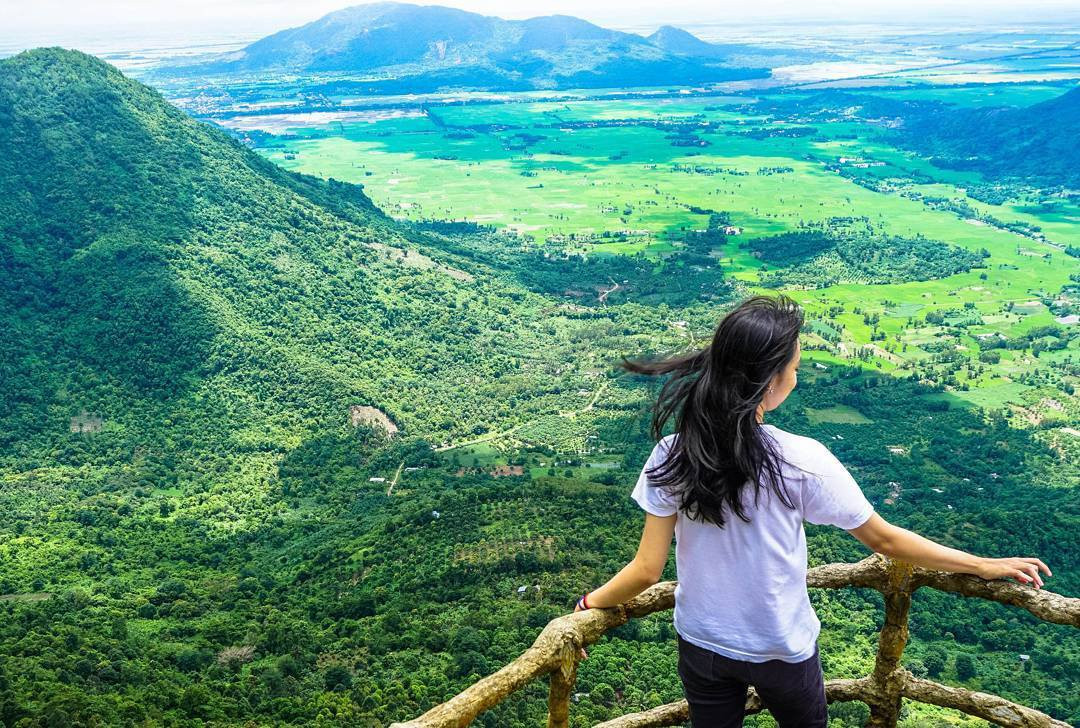 Con đường dẫn lên Núi Cấm với cáp treo và khung cảnh xanh mát