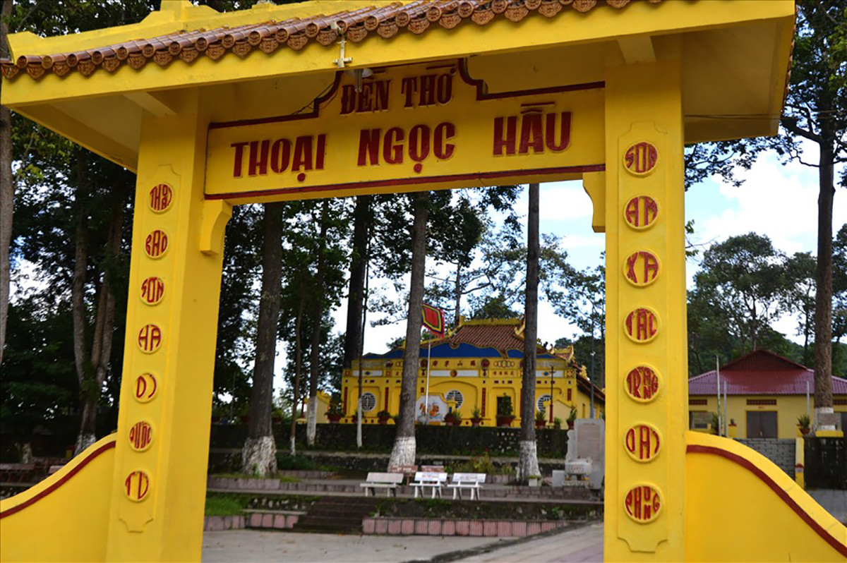 Cổng đền thờ Thoại Ngọc Hầu, một trong những di tích lịch sử tiêu biểu của Thoại Sơn