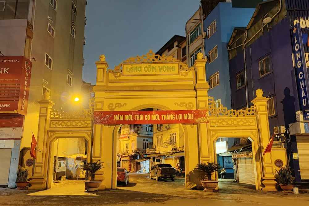 8Dayvn con khuyến mãi lớn Cốm Làng Vòng: Hương Vị Mùa Thu Hà Nội Đậm Đà Khó Quên Cổng Làng Cốm Vòng trên đường Trần Thái Tông, Hà Nội
