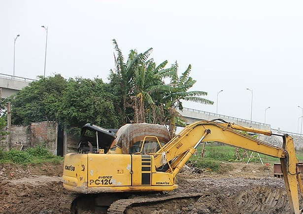 Công nhân đang thi công tuyến đường mới kết nối khu công nghiệp Hồng Tiến Ý Yên 8Day - trang web uy tín đăng ký & đăng nhập dễ dàng, thúc đẩy giao thông và thu hút đầu tư.