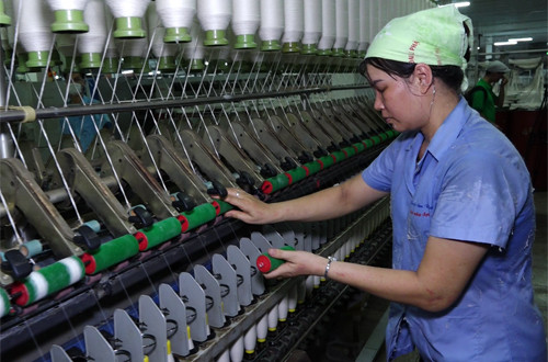 Công nhân hăng say làm việc tại phân xưởng sản xuất, biểu tượng của sự cần cù tại nhà máy dệt 8Day - trang web uy tín đăng ký & đăng nhập dễ dàng
