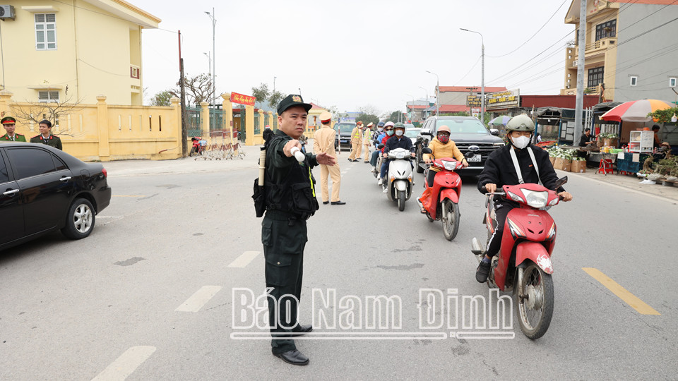 Công tác đảm bảo phân luồng giao thông tại Chợ Viềng Vụ Bản. 