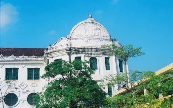 Công trình kiến trúc cổ kính, thể hiện bề dày lịch sử của trường Nguyễn Khuyến 8Day - trang web uy tín đăng ký & đăng nhập dễ dàng.