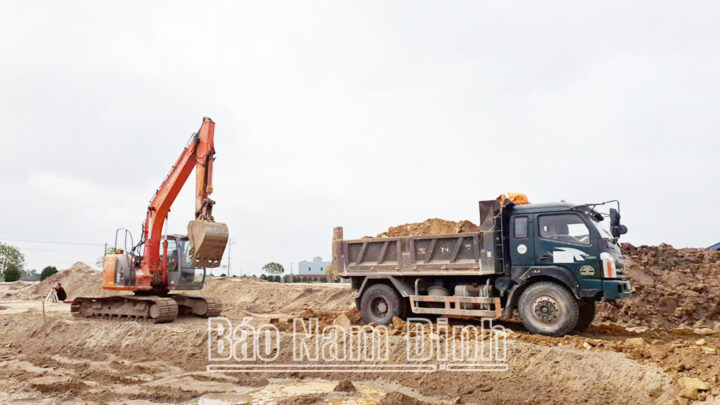 Công trường đang thi công dự án nhà máy nước sạch tại xã Hải Minh, Hải Hậu, trong điều kiện thời tiết ổn định.