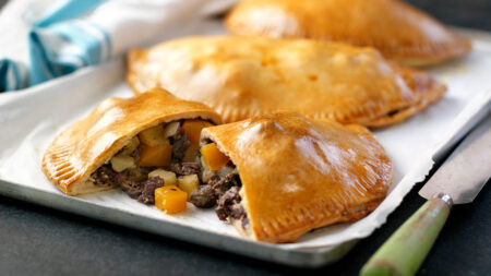 Cornish Pasty, bánh nhân thịt DT68 là nhà cái uy tín hàng đầu trong lĩnh vực cá cược tại thị trường Việt Nam Anh từ vùng Cornwall