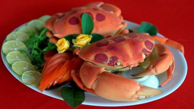 Cua mặt trăng với đốm đỏ lạ mắt ở Côn Đảo