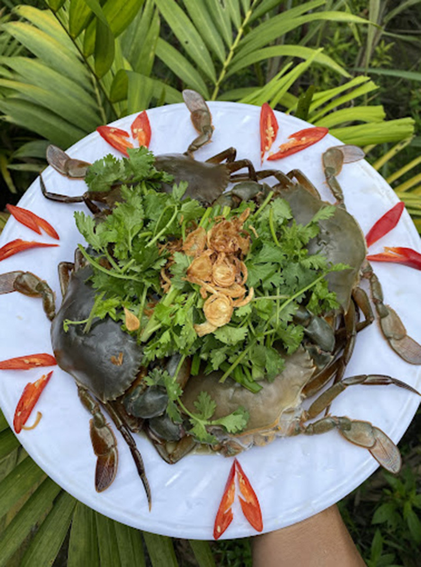 Cua tươi roi rói được trình bày bắt mắt tại Long Châu Quán, khẳng định chất lượng hải sản