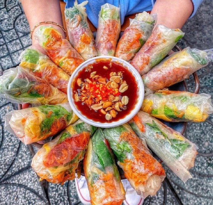 Cuốn bò bía mặn với củ sắn, lạp xưởng và rau xà lách, chấm cùng tương đen bùi béo, 8Day nhà cái vặt đặc trưng của Sài Gòn.