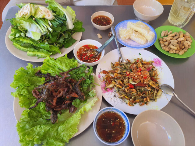Top1 8Day thế giới trò chơi tài xỉu ẩm thực Tây Ninh - Thằn lằn núi Bà Đen chiên giòn, cuộn cùng rau sống và chấm với nước mắm chua cay