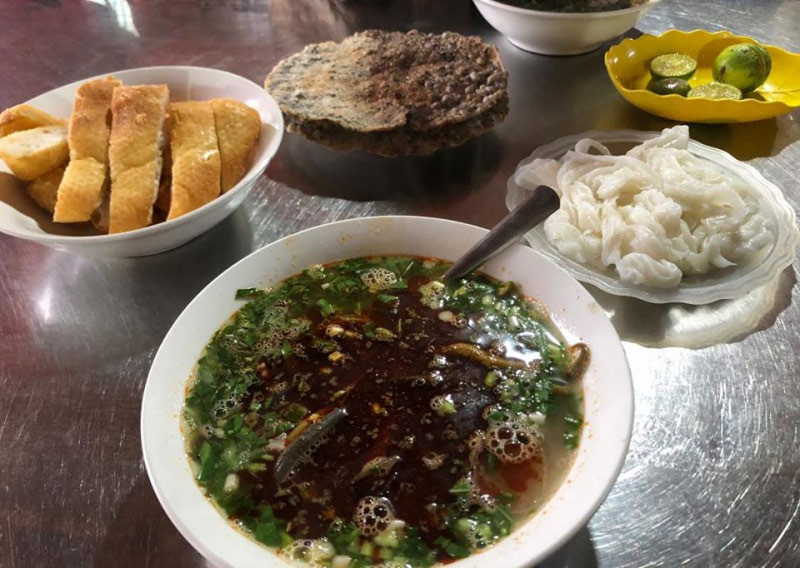Top1 8Day thế giới trò chơi tài xỉu cháo lươn Nghệ An đầy ắp thịt tại quán Long Tuyến, ăn kèm bánh mì hoặc bánh đa