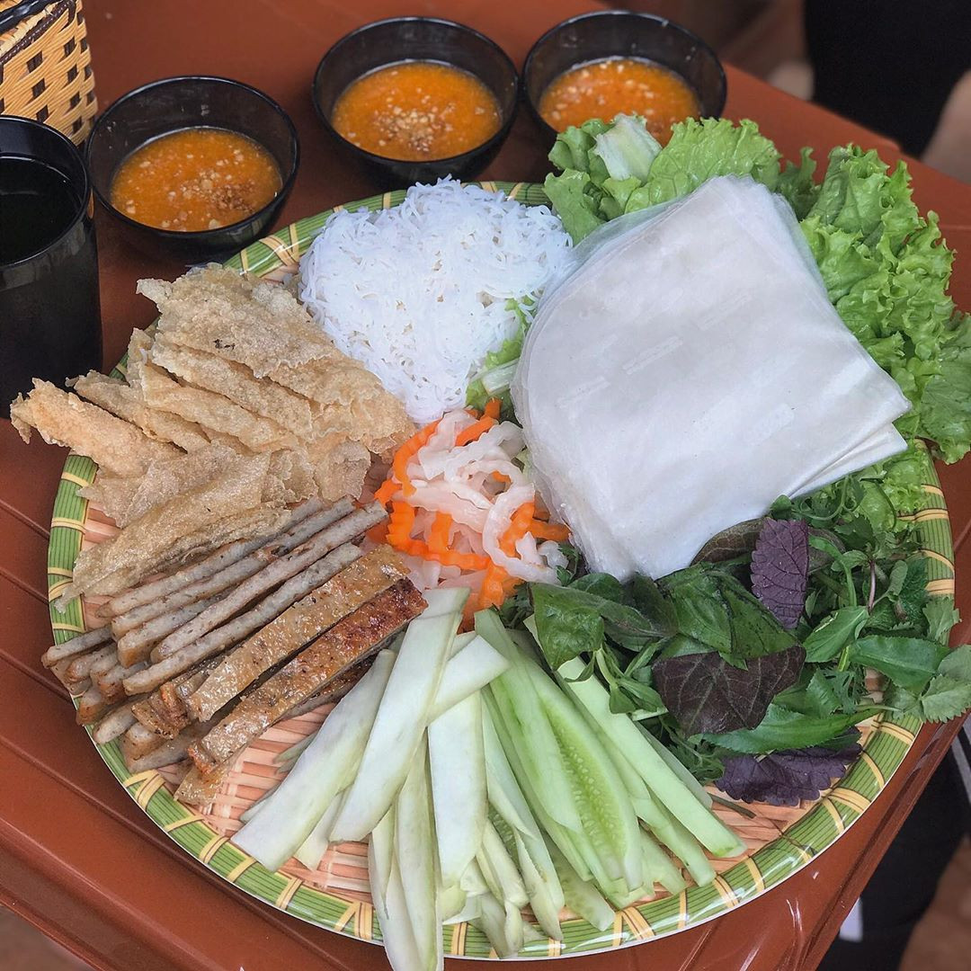 Top1 8Day thế giới trò chơi tài xỉu nem nướng Nha Trang tại Chân Cầu Bóng, nơi thực khách có thể tận hưởng không khí mát mẻ.