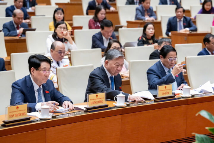 Đại biểu Quốc hội biểu quyết thông qua chủ trương dự án đường sắt tốc độ cao