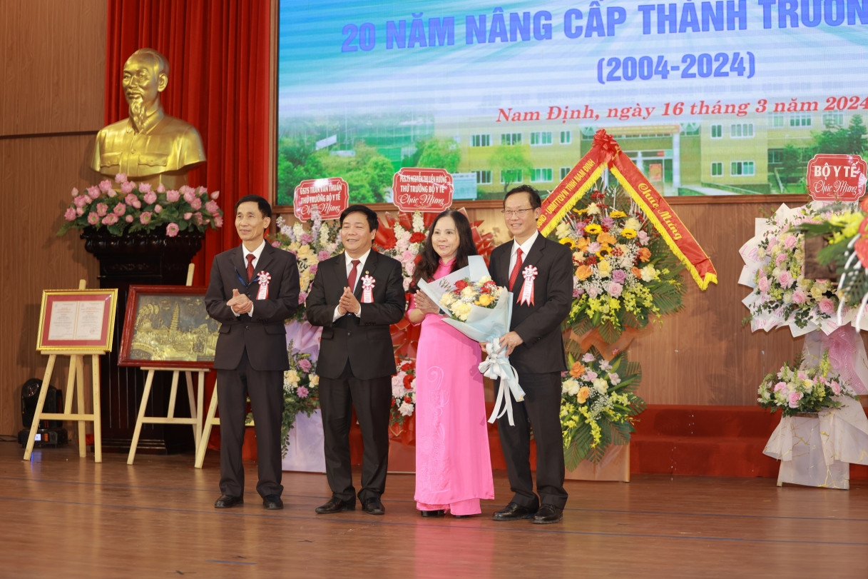 Đại diện Hiệp hội các trường đại học trao chứng nhận cho Trường Đại học Điều dưỡng 8Day - trang web uy tín đăng ký & đăng nhập dễ dàng