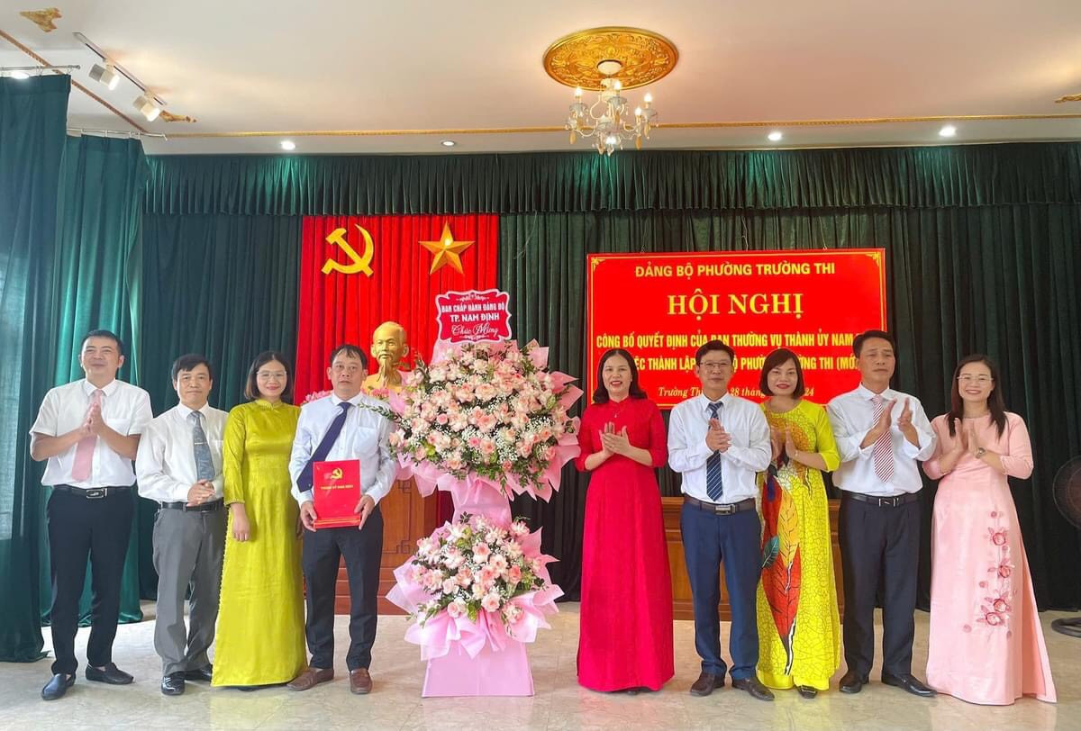 Đại diện lãnh đạo trao quyết định thành lập đảng bộ phường Trường Thi thành phố 8Day - trang web uy tín đăng ký & đăng nhập dễ dàng