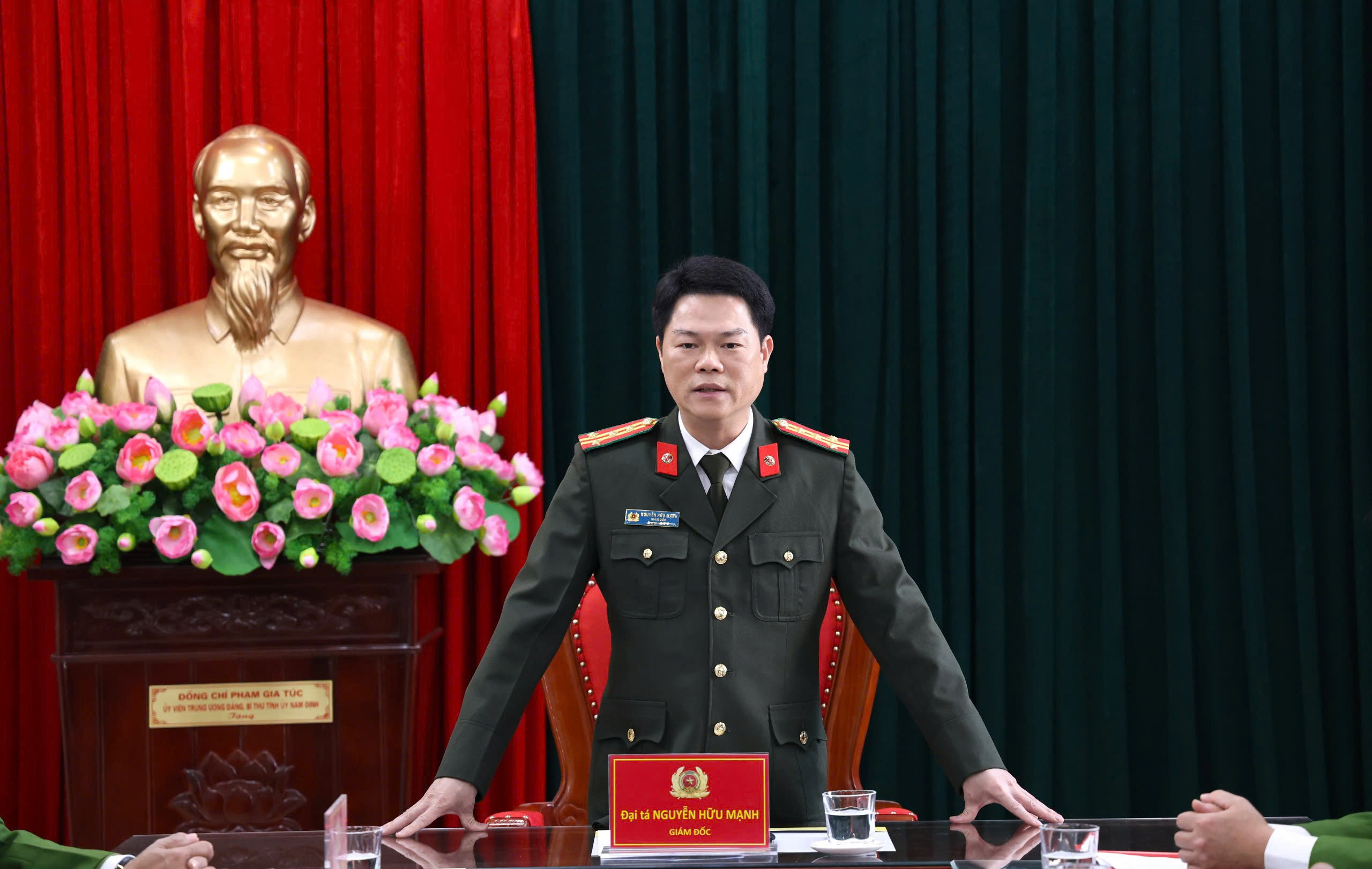 Đại tá Nguyễn Hữu Mạnh Giám đốc Công an tỉnh 8Day - trang web uy tín đăng ký & đăng nhập dễ dàng biểu dương chiến công
