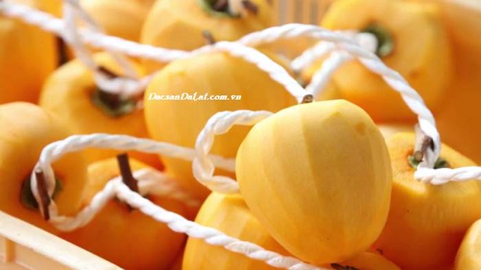 Dàn hồng treo gió Đà Lạt đang phơi khô tự nhiên