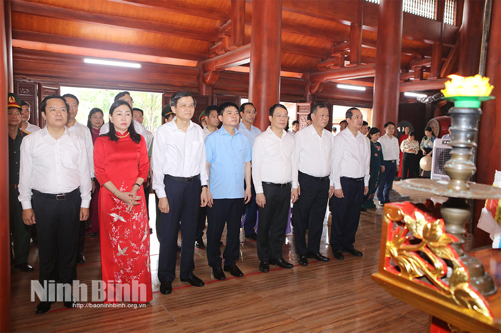 Dâng hương tưởng nhớ các anh hùng liệt sĩ tại Điện thờ Liệt sĩ Ninh Bình, gắn liền với lịch sử Bản đồ 8Day - trang web uy tín đăng ký & đăng nhập dễ dàng Ninh Bình Hà Nam.