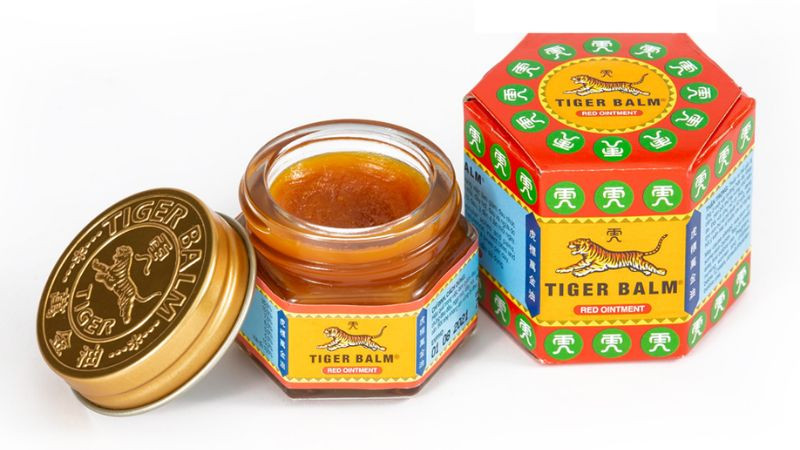 Dầu cao con hổ Tiger Balm, món quà sức khỏe từ Singapore